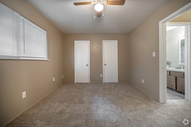 1BR, 1BA - 675SF - Bedroom - Royal Oaks Apartments