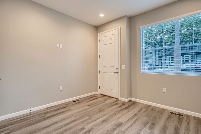 Building Photo - Accessible Townhome near Edgewater!