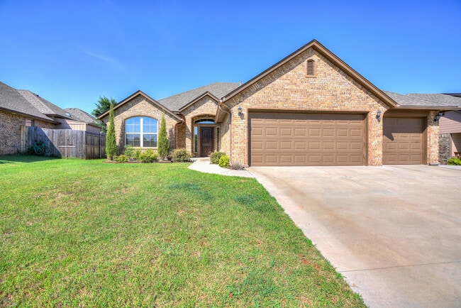 Building Photo - 1713 Pinewood Dr