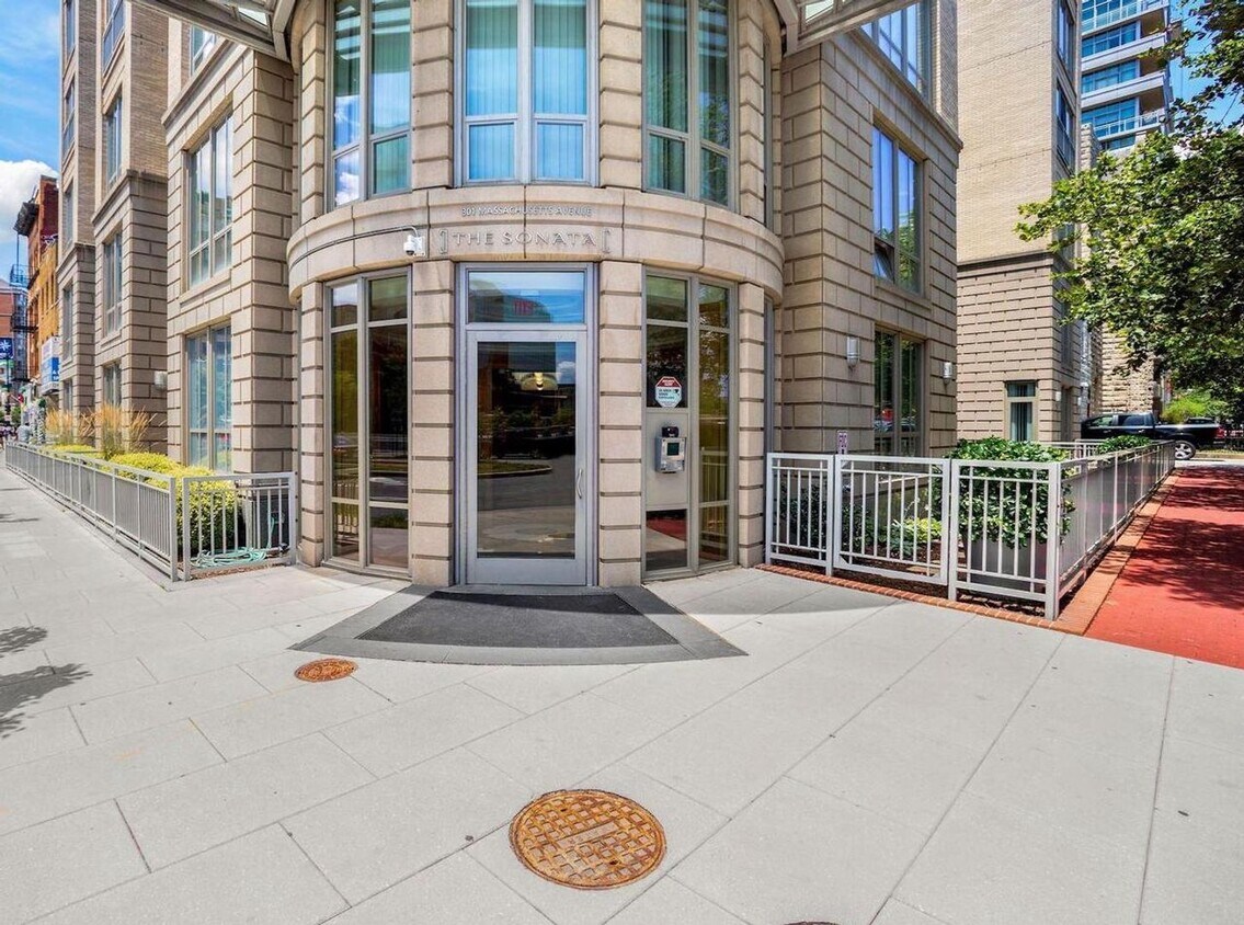 Foto principal - Large, Upgraded 2 Bed/2 Bath Loft off Mass...