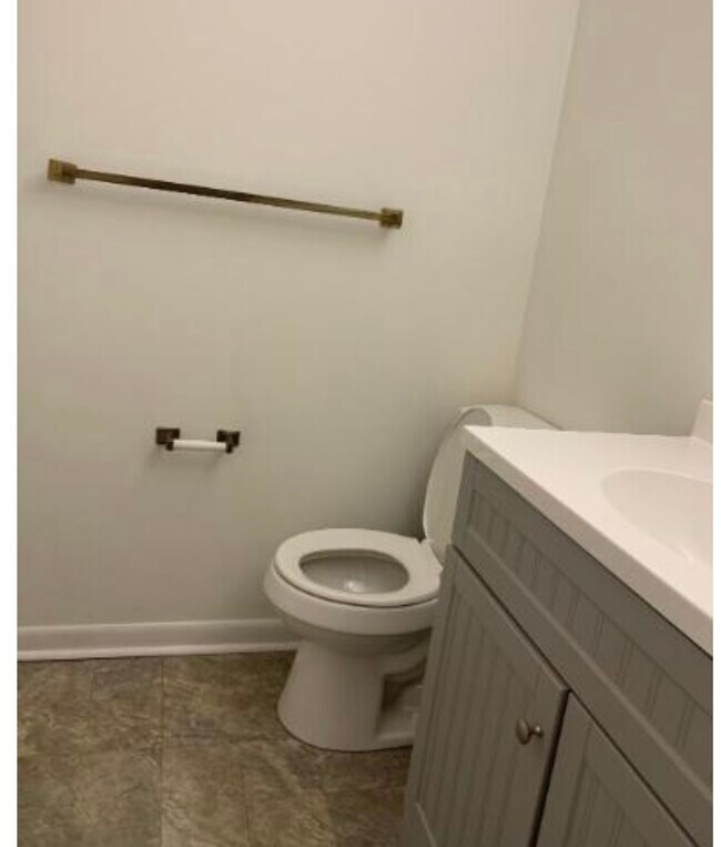 3 habitaciones, 2 baños - 1092 pies cuadrados - Dormitorio principal - 134 E Chapel Ave