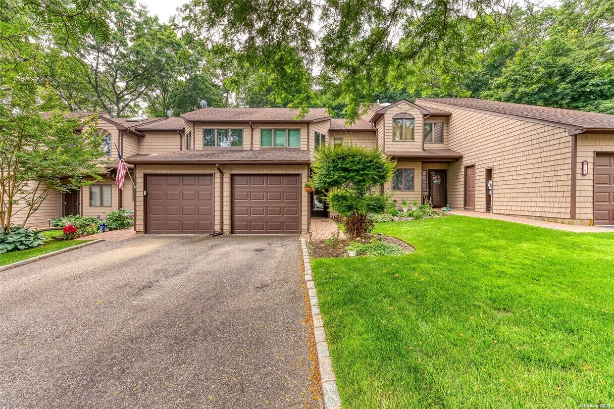 25 Jeremy Cir, Nesconset, NY 11767 Townhouse for Rent in Nesconset