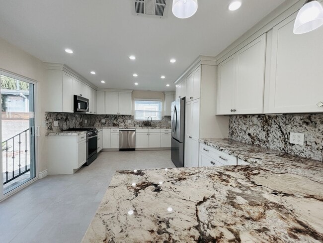 Foto del edificio - Beyond Beautiful Newly Remodeled Two Bedro...