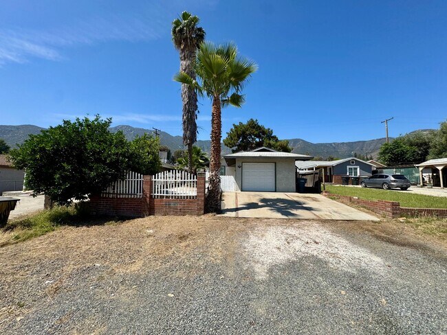 Foto del edificio - Nice 2 Bedroom Home with Large Backyard an...