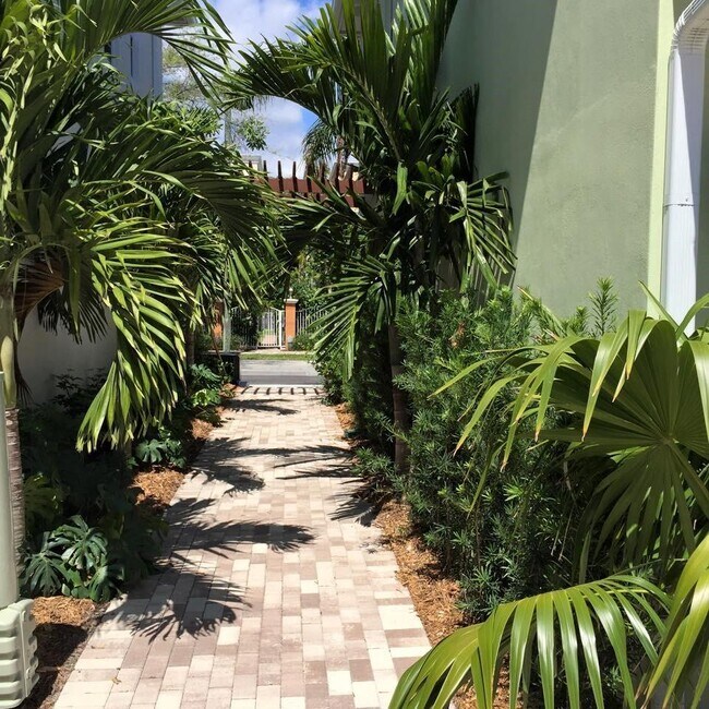 pasarela - 918 NE 17th Way