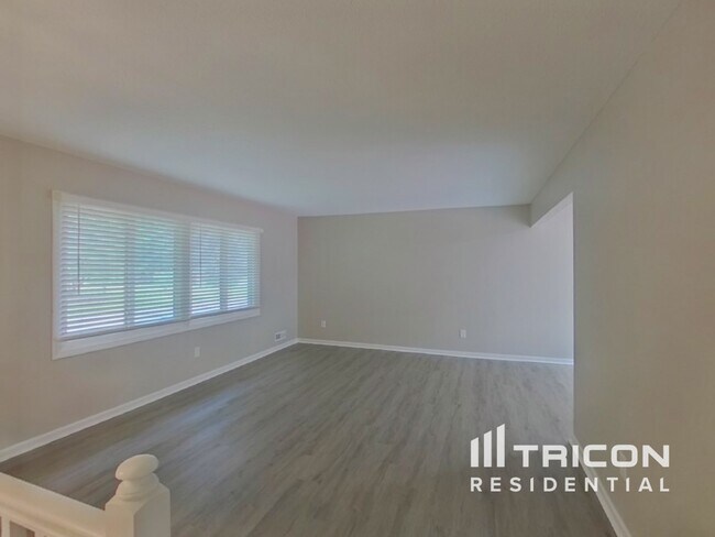 Foto del edificio - 12235 Hillsboro Ave