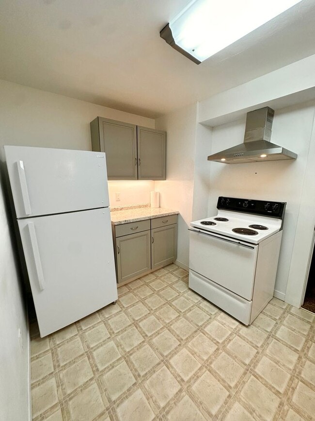 Building Photo - Charming 1BD/1BA Avenues Duplex with Screened Porch & Large Backyard—Utilities Included