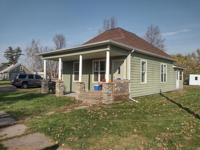 Building Photo - W5566 Sargent Ave