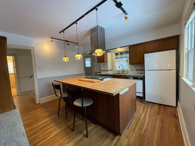 Building Photo - Timeless Spacious 3br + Den/2ba Edina Home w/Hardwood Floors, Large Yard, 2 Car Garage