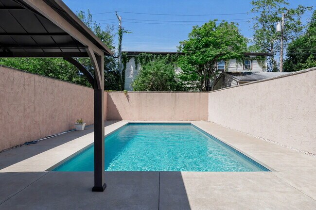 Foto del edificio - Furnished 4-Bedroom Home with a Private Pool near Elmwood Village