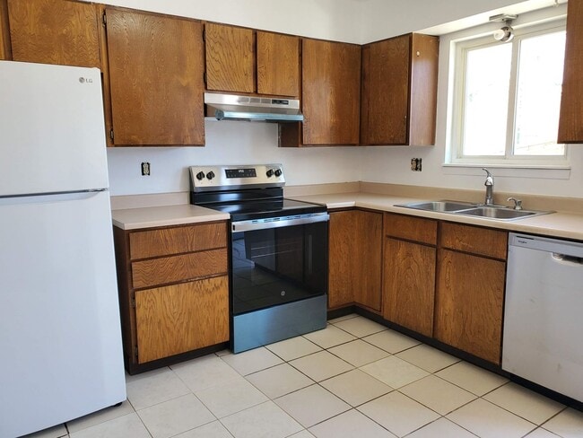 Building Photo - Townhome (end unit) with 2 bedrooms, 1.5 bath