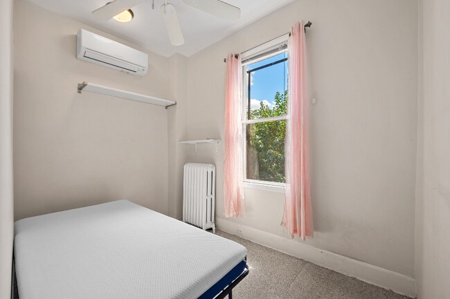 Foto del edificio - 1357 E St SE