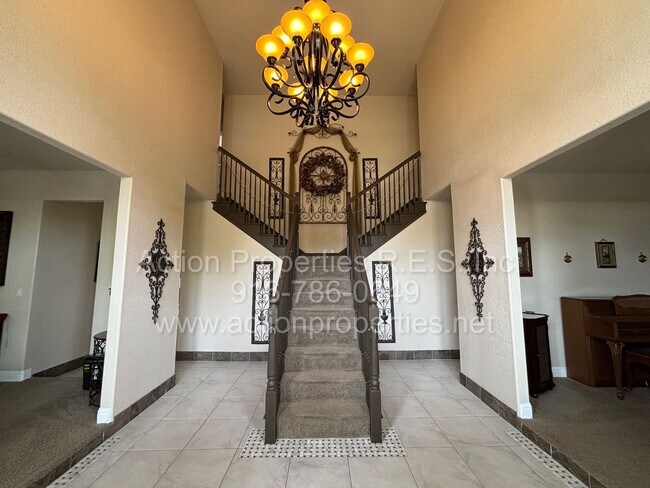 Building Photo - Gorgeous Villa - 3 Bed, 2.5 Bath - Beautiful Views - Highly Desirable Neighborhood!