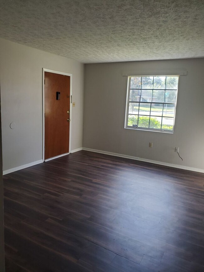 Foto del edificio - 2 Bedroom 1 Bathroom Downstairs unit with off street parking in Midtown Savannah