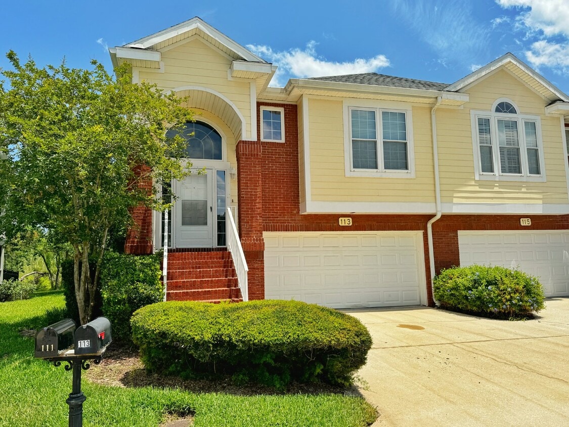 Primary Photo - Spacious two-story island townhome in gate...