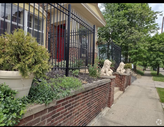 Building Photo - 226 Rhodes Ave