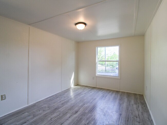 Building Photo - Great location close to Fayetteville, TN!
