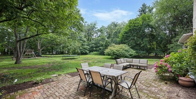 Building Photo - 547 Concord Rd