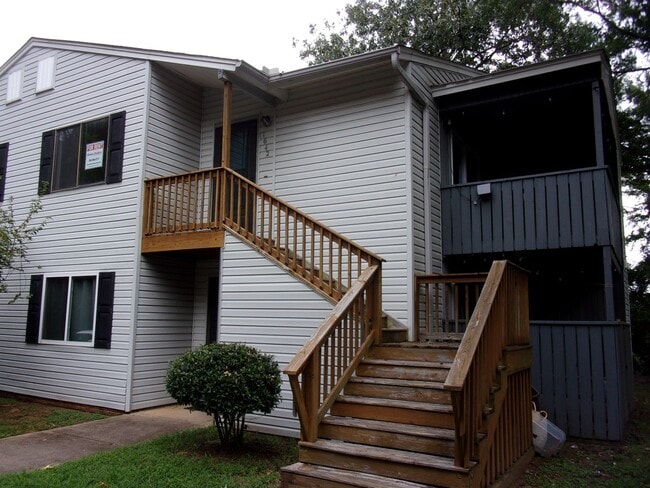 Building Photo - 2 Bedroom 1 Bath Condo with Private Deck in Hunters Chase
