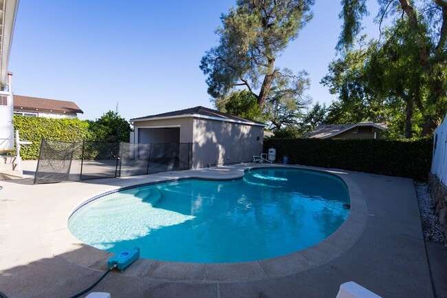 Foto del edificio - Freshly Renovated 3BR/2BA Pool Home – La C...