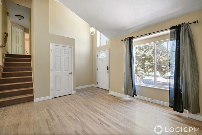 Building Photo - Beautiful Salt Lake City Home in Excellent...