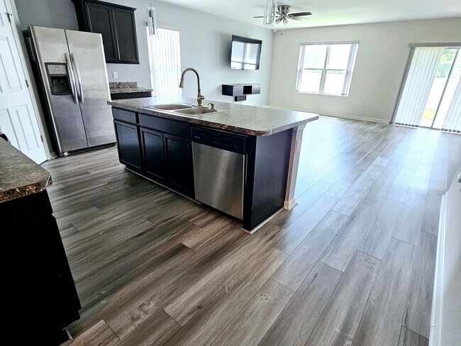 Building Photo - 4 Bedroom Single Family Home in Port Saint...