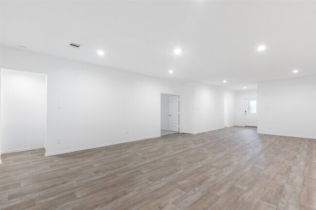 Foto del edificio - 7418 Elm Lndg Ln