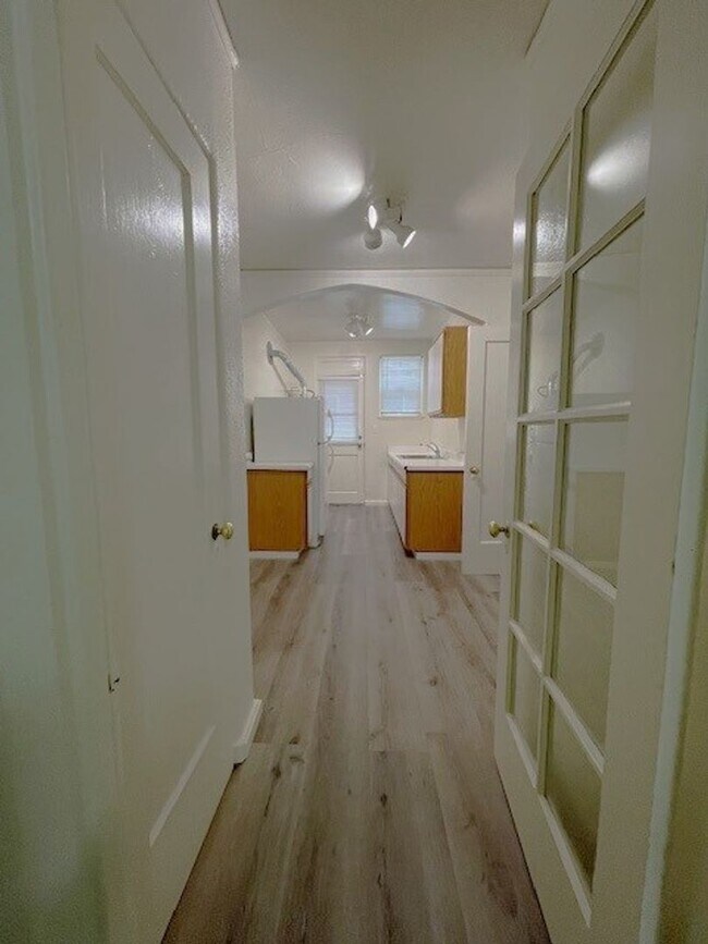 Foto del edificio - Charming, Studio Freshly Painted, move in ready