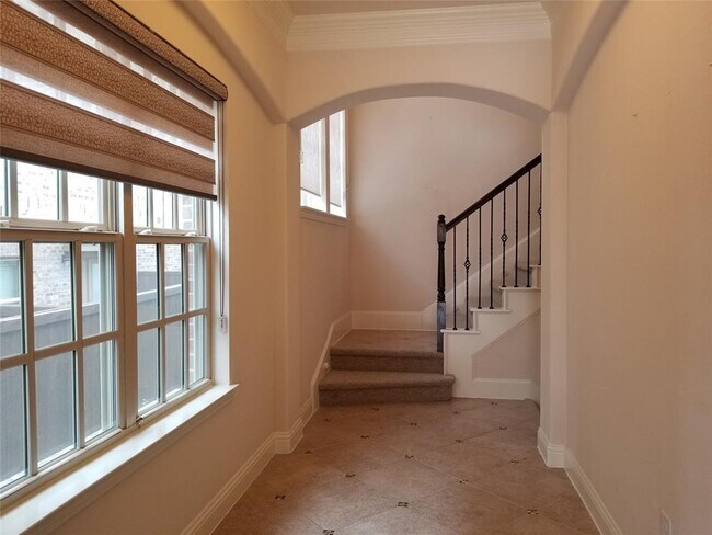 Building Photo - 555 Waterloo Dr