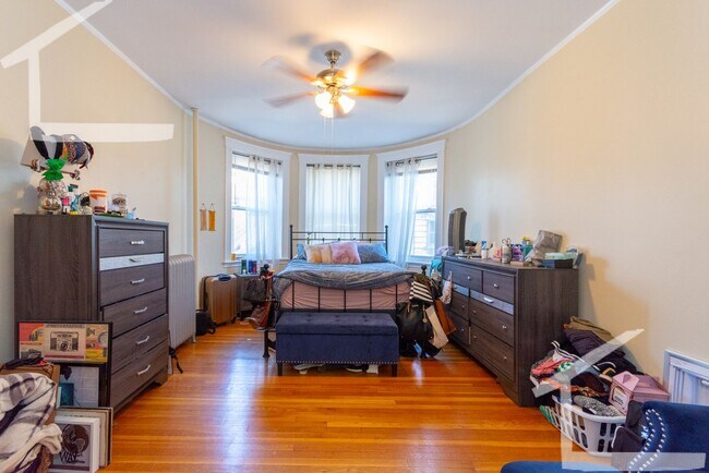 Foto del edificio - Very spacious 3 bed in Brookline...
