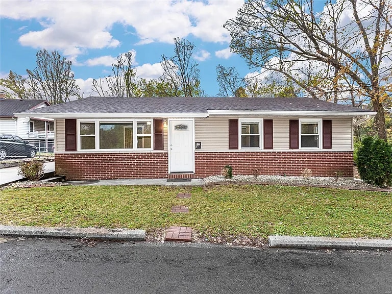 Photo - 102 W Madison Ave (Collinsville, IL)