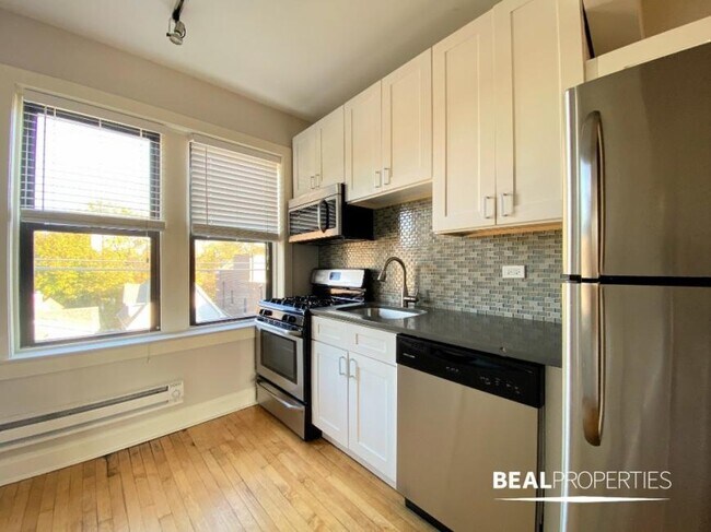 Foto del edificio - 0 bedroom in CHICAGO IL 60647