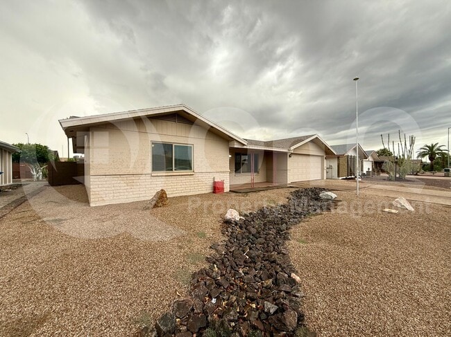 Building Photo - 4559 E Dragoon Ave