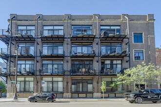Building Photo - 2735 W Armitage Ave