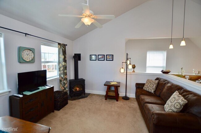 Building Photo - 2 br, 1 bath Duplex - 328 North Hanley Avenue
