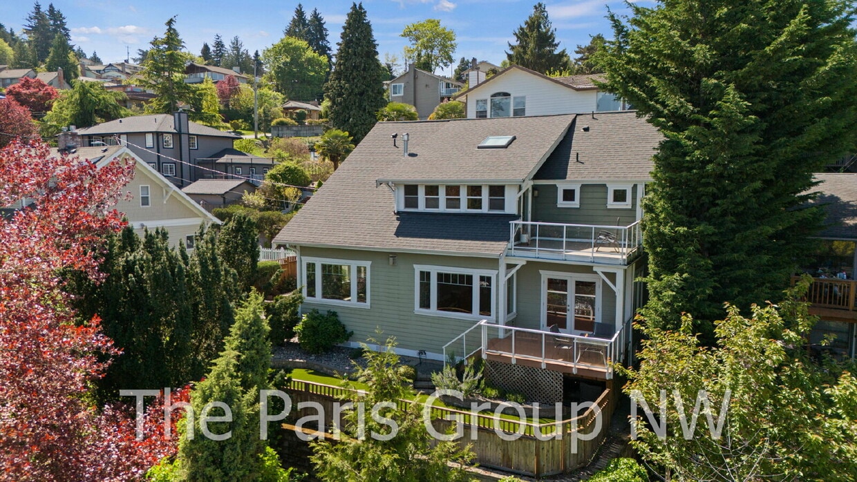 Picturesque Seattle Craftsman in a Private Bryn Mawr Enclave *Amazing Views *Central A/C *Tons of... - Picturesque Seattle Craftsman in a Private Bryn Mawr Enclave *Amazing Views *Central A/C *Tons of...