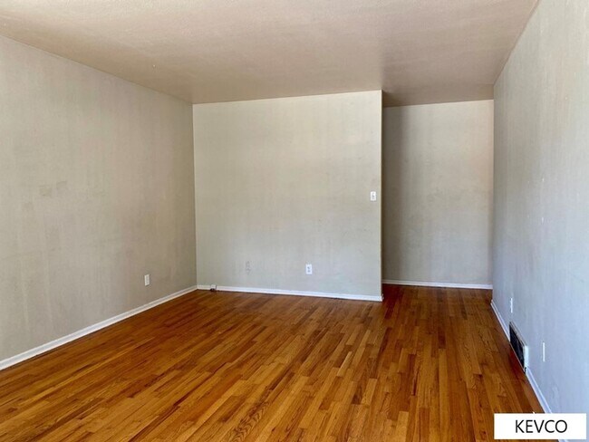 Foto del edificio - 2409-2413 Clearview Ave