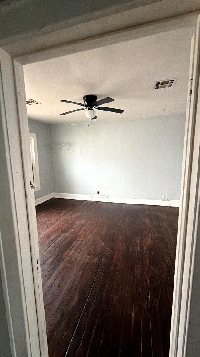 Building Photo - 2114 Lyle Ave