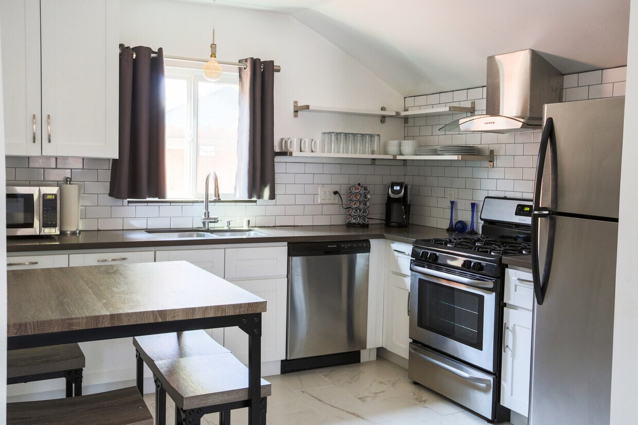 Kitchen - 2665 Benedict St