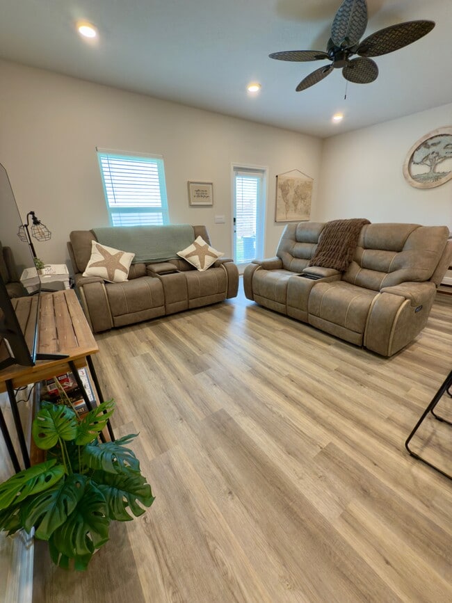 Building Photo - 5676 Sandy Walk St