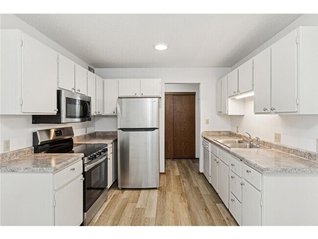 Foto del edificio - AVAILABLE NOW - Gorgeous 2 BR, 2 BA Condo,...