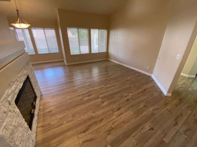 Building Photo - Beautiful 3 bed/2 bath home located near North Las Vegas