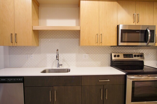 Foto del edificio - Spacious 2nd Floor 2-Bed in John's Landing w/Condo-Grade Finishes + A/C!