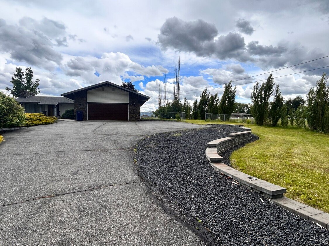 Primary Photo - Unique 3 Bed, 2.5 Bath Rancher w/ Huge Yar...
