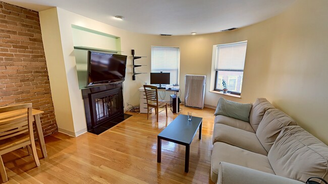 Building Photo - 103 Gainsborough St