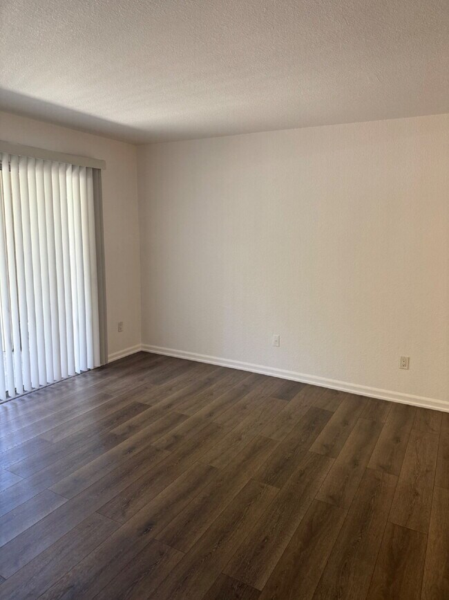 Foto del edificio - Beautiful 2 Bed, 1 Bathroom Lower-Level Co...