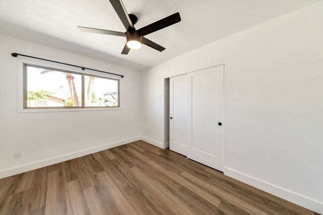 Foto del edificio - Remodeled 3 Bed 2 Bath 2 Car Garage Unfurnished 12 month lease with bonus room and AC in 2 car ga...