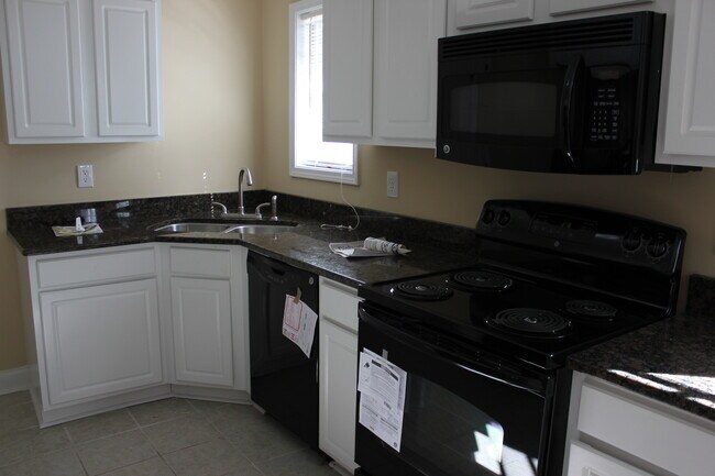 Building Photo - Beautiful 3 Bed, 2 Bath in Sought Out Area