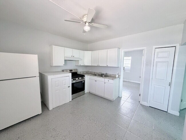 Foto del edificio - "Charming 2-Bed Oasis in West Palm Beach"