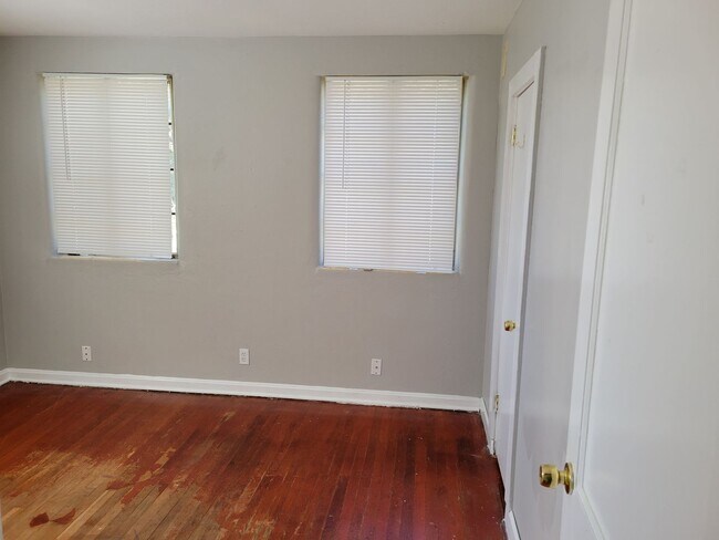 Foto del edificio - Charming 4 Bedroom Home with Hardwood Floo...